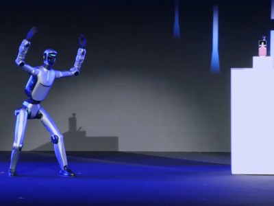 荣耀机器人手机亮相！CEO：将赋予手机“大脑”和“手脚”