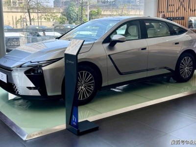 新款雷克萨斯ES轿车惊艳登场，以卓越风范引领豪华出行新潮流