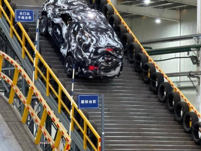 仰望新车挑战天门山陡坡：精准控制技术助力如履平地