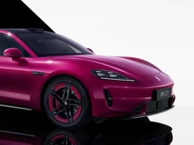 鸿蒙智行尚界Z7灵感橱窗亮相：非传统副驾屏，打造个性化物品展示空间