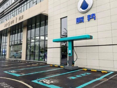 比亚迪9分钟闪充来袭，换电技术路在何方？闪充或成未来主流？