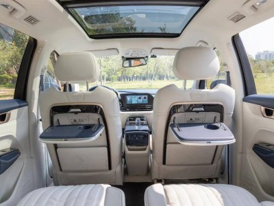 五菱凯捷混动铂金版：10万级家用车新选择，第二排躺平享受惬意时光