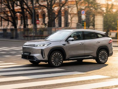 吉利银河M7：动态稳定与沉浸氛围双加持，重塑电混SUV出行质感新体验