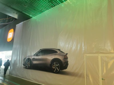 新一代SU7上市在即：十几万意向金用户涌来，门店备隔离栏限流保秩序