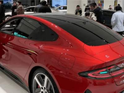 新小米SU7上市首日人气爆棚！试驾预约火爆，销售：定制款最快4月可提车