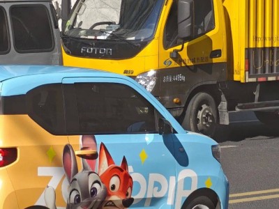 苏州街头蓝黄小车变身痛车，朱迪尼克相伴，年轻人的热爱在路上闪耀