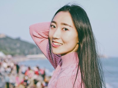 SU7谐音“舒淇”两年后成真！雷军与舒淇同台，回应网友热切期待