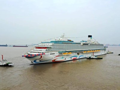 国产邮轮新突破！“爱达·花城号”出坞，两大央企携手开启批量化建造新程