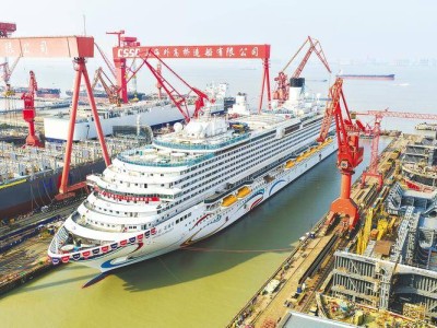 更大更绿更智能！第二艘国产大型邮轮“爱达·花城号”出坞迈向新征程