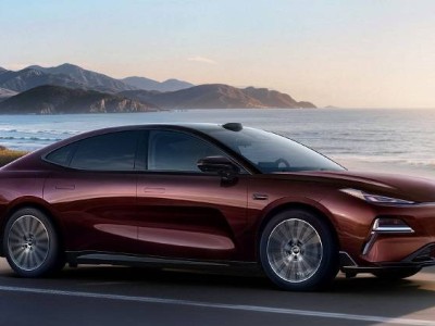 吉利银河星耀8预售开启，中大型轿车对标A6L，低价高配搅动市场格局