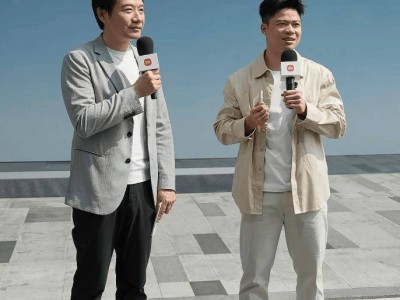 小米新一代SU7交付仪式举行，雷军携手苏炳添为首批车主交车并亲自开车门