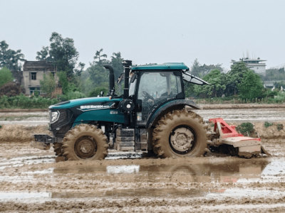 北斗导航助力春耕！泸县玉蟾街道无人驾驶拖拉机高效作业成“新宠”