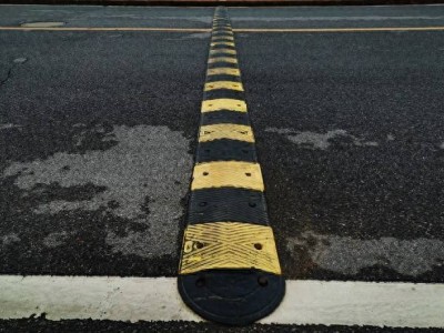 减速带不是“敌人”！善待爱车与安全，慢行才是硬道理