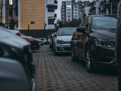 电瓶没电别抓瞎！新手实操5分钟搭电救车，轻松化解上班危机