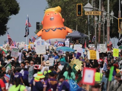 美国各地爆发反对特朗普的抗议活动 一半发生在共和党票仓