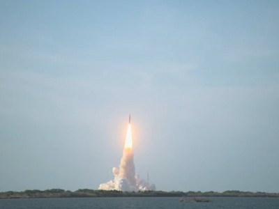 美国“阿耳忒弥斯2号”载人绕月任务火箭点火发射