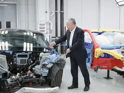 雷军直播拆解小米SU7，超国标1.44倍碰撞测试后表现优异，专家点赞吸能设计