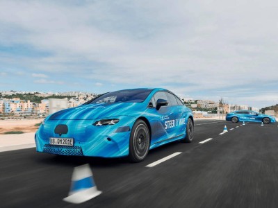 奔驰电动旗舰EQS二次改款将至 线控转向搭配异形方向盘亮点多