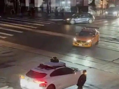 中美无人车“停车”事件引热议：是谨慎之举，还是技术之困？