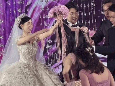 特步二公主丁佳敏低调当妈，青梅竹马婚姻甜蜜，豪门生活朴实温馨