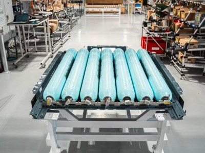 宝马推出氢能扁平化储存系统，2028年BMW X5氢燃料车续航将达750公里