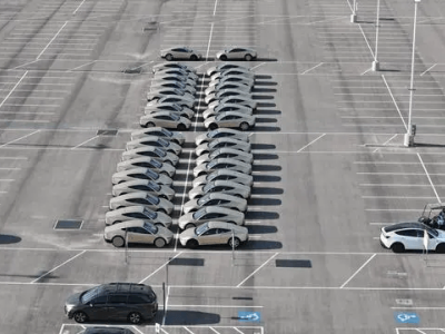 特斯拉Cybercab量产迈出关键步：60台带方向盘实车亮相得州工厂