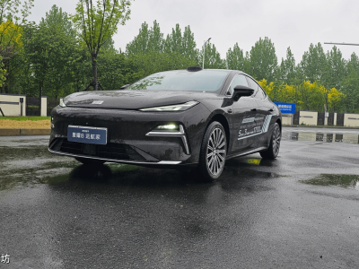 吉利银河星耀8：15万内C级车新标杆 智驾舒适双越级