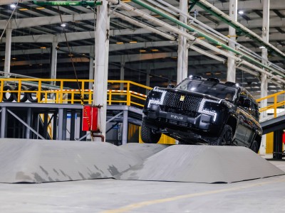 比亚迪综合越野开发中心来袭！1:1复刻极限路况，室内开启越野性能新篇章