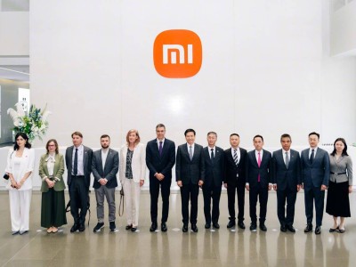 西班牙首相桑切斯探访小米总部：试用手机试乘汽车 与雷军互动交流