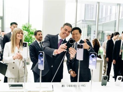 西班牙首相桑切斯探访小米总部 试小米手机还体验YU7 天际屏获赞