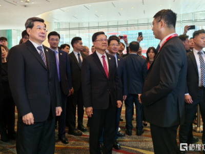 易鑫亮相2026世界互联网大会亚太峰会，获香港特首李家超亲临交流