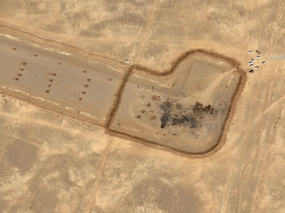 伊朗一处偏远简易机场出现美国的飞机残骸