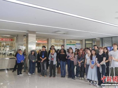 江西南昌：中外青年齐聚江铃工厂 共探中国新能源汽车产业新风貌