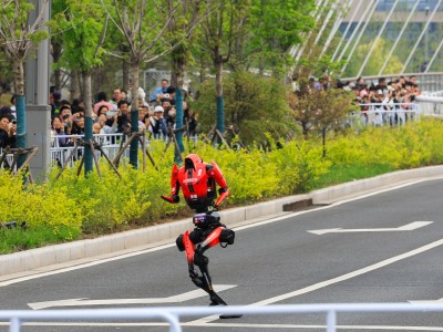 荣耀机器人以50分26秒成绩问鼎2026亦庄半马