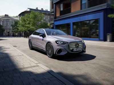 百年奔驰的电动转身：全新纯电C级如何平衡传统与未来？