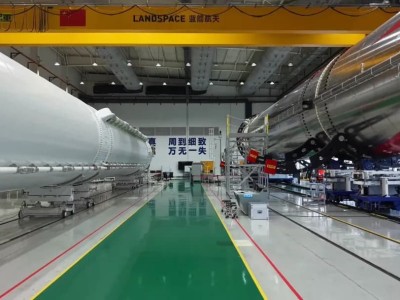 朱雀三号遥二火箭正在进行出厂前准备