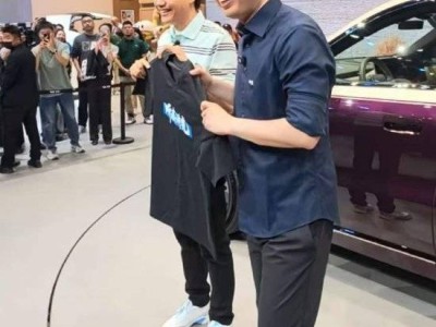 2026北京车展趣事多：雷军访理想展台，赠李想“听我讲完”T恤玩梗互动