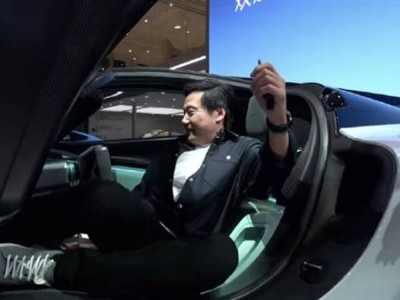 雷军体验小米超跑VGT上车遇“小插曲”：网友笑称身高181cm成“阻碍”