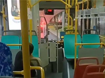 老人插队挤公交摔倒离世 家属索赔70万 法院：公交公司无过错不担责