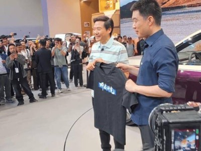 雷军车展赠李想“听我讲完”T恤，老梗新用，默契互动助力理想新品宣发