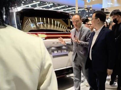 北京车展王传福亲临腾势展台 深度体验硬核技术新车魅力