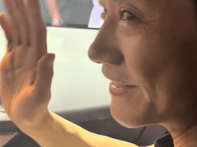 雷军车展被粉丝“硬控”！坐进改装超跑，一句“你好香”让千亿总裁接不住话