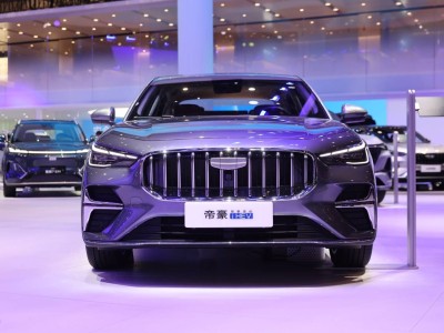 第5代帝豪i-HEV智擎混动车展首秀，以2L级油耗引领国民家轿新体验