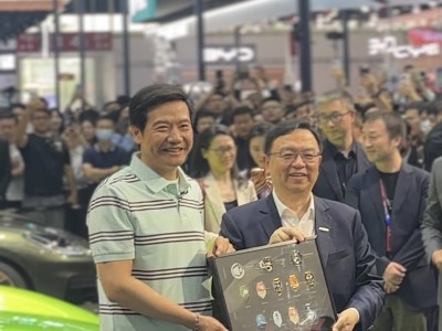 雷军比亚迪展台遇王传福，互赠礼物共话车圈良性竞争新篇章