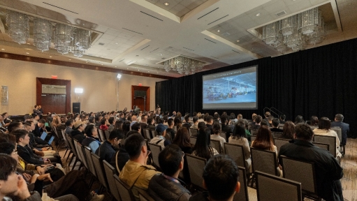 人们在看台上的人群
AI 生成的内容可能不正确。