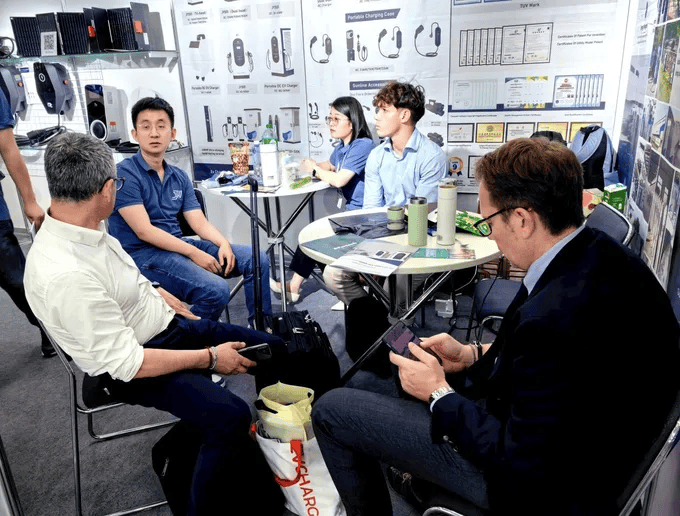 鲸翼在德国慕尼黑电动车充电设备展上与海外客户交流沟通