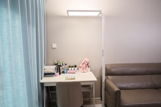 房间里的窗帘 描述已自动生成