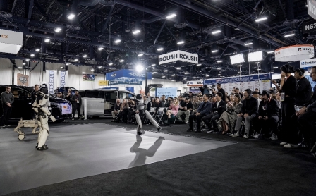 人们在看台上的人在广场上
AI 生成的内容可能不正确。